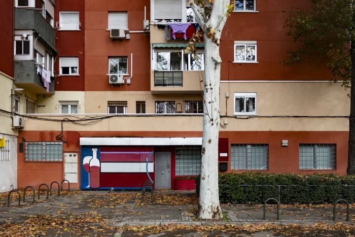 arbol blanco fotografia edificio fachada ventanas hogares arquitectura paisaje urbano siuacionismo psicogeografia antonio beltran